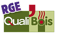 Logo RGE QualiBois vert et blanc avec symboles de chaleur rouges, certifiant l'excellence du chauffage au bois.